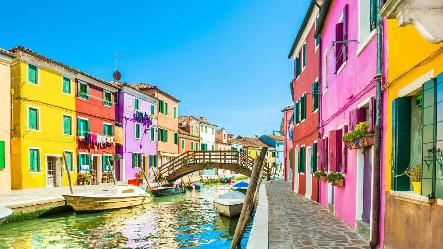 Đảo Burano cực kỳ sống động với hàng trăm ngôi nhà nhỏ xinh đa dạng sắc màu nằm liền kề nhau 