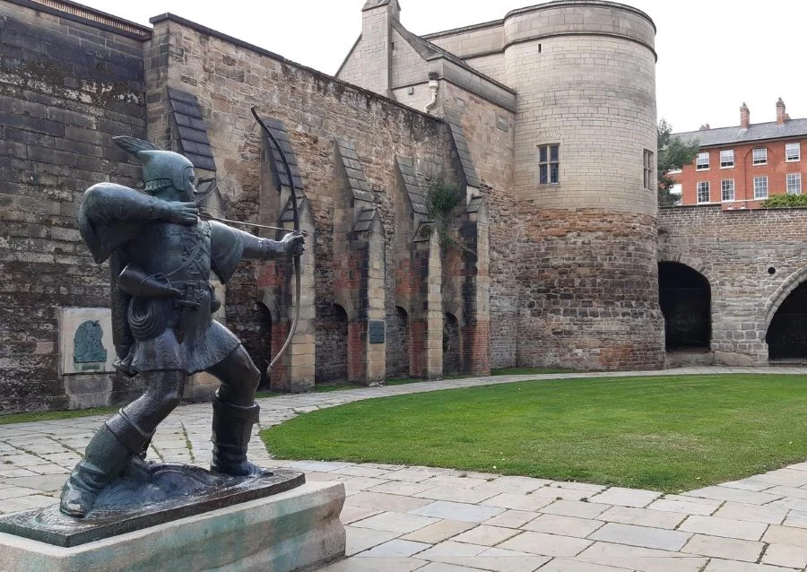 Lâu đài Nottingham sở hữu các bức tượng đồng miêu tả chàng hiệp sĩ Robin Hood tài ba 