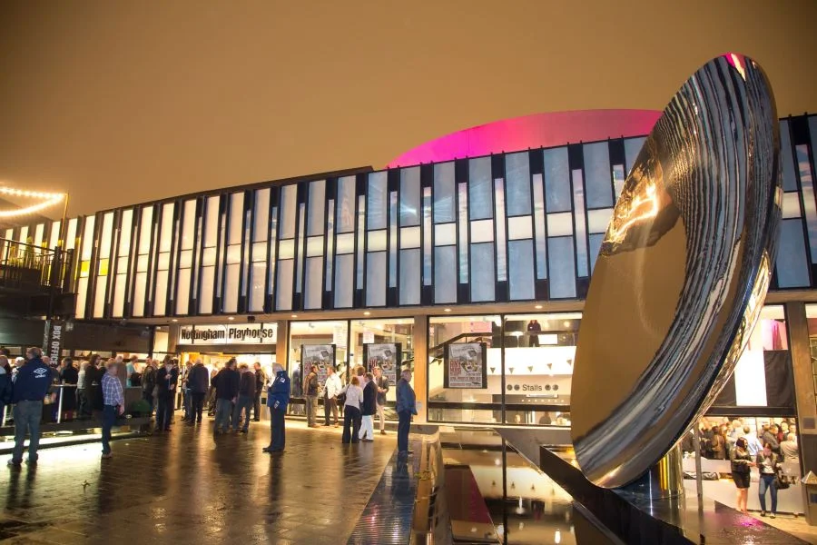 Du khách đừng quên ghé qua Nottingham Playhouse để được tận mắt chiêm ngưỡng công trình Sky Mirror độc đáo
