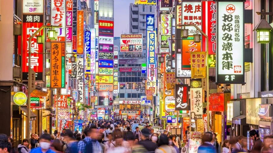 Shinjuku - khu vực sầm uất và náo nhiệt bậc nhất thành phố với vô số trung tâm mua sắm lớn nhất Nhật Bản