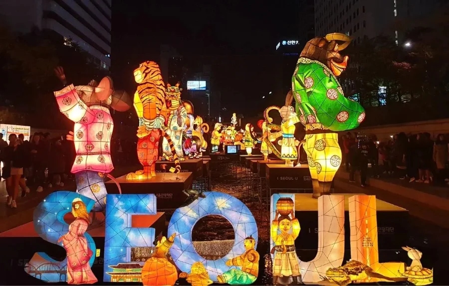 Vào tháng 11 hàng năm, Quảng trường Cheonggyecheon tại Hàn trở nên sôi động với Lễ hội đèn lồng Seoul độc đáo