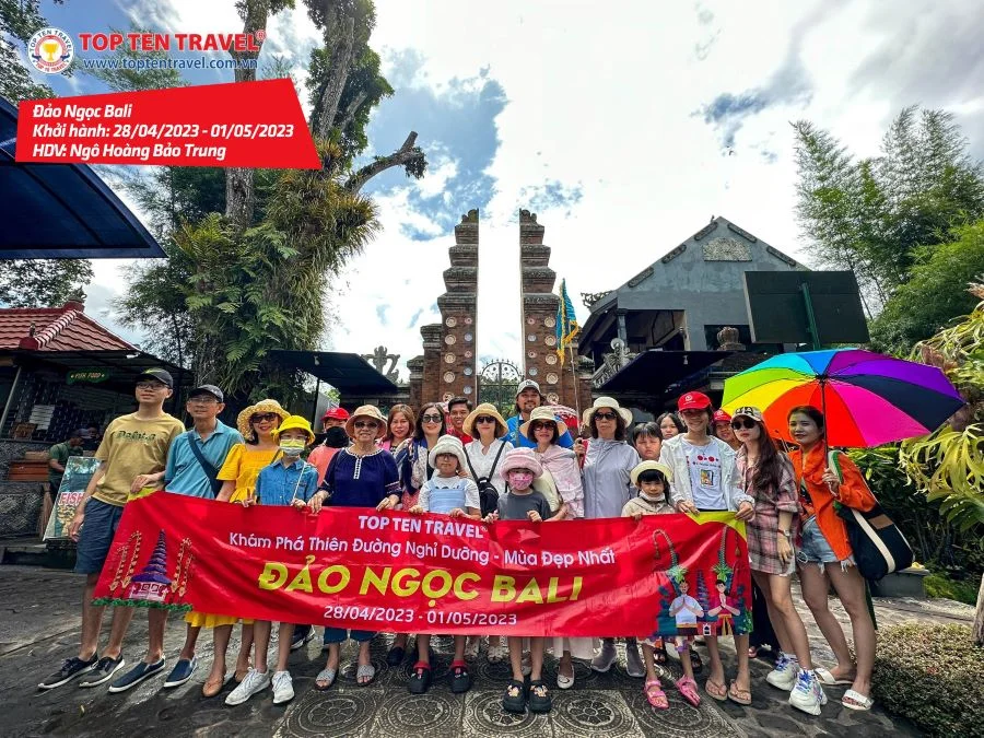 Tổng hợp hình đoàn tour du lịch khởi hành tháng 4 tại Top Ten Travel