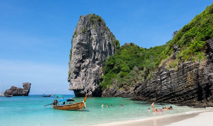 Bãi biển Kata níu chân du khách bởi vẻ đẹp hoang sơ, thơ mộng cùng những trải nghiệm khó quên