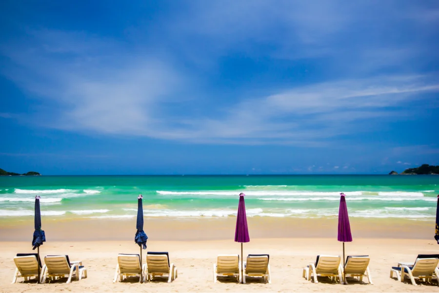 Bãi biển Patong sở hữu bờ cát trắng mịn trải dài 3km, ôm trọn làn nước biển trong xanh như ngọc bích