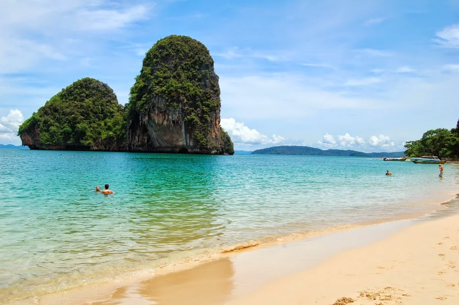 Nhắc đến những địa điểm du lịch biển Thái Lan đẹp tựa thiên đường thì không thể bỏ qua Bãi biển Railay