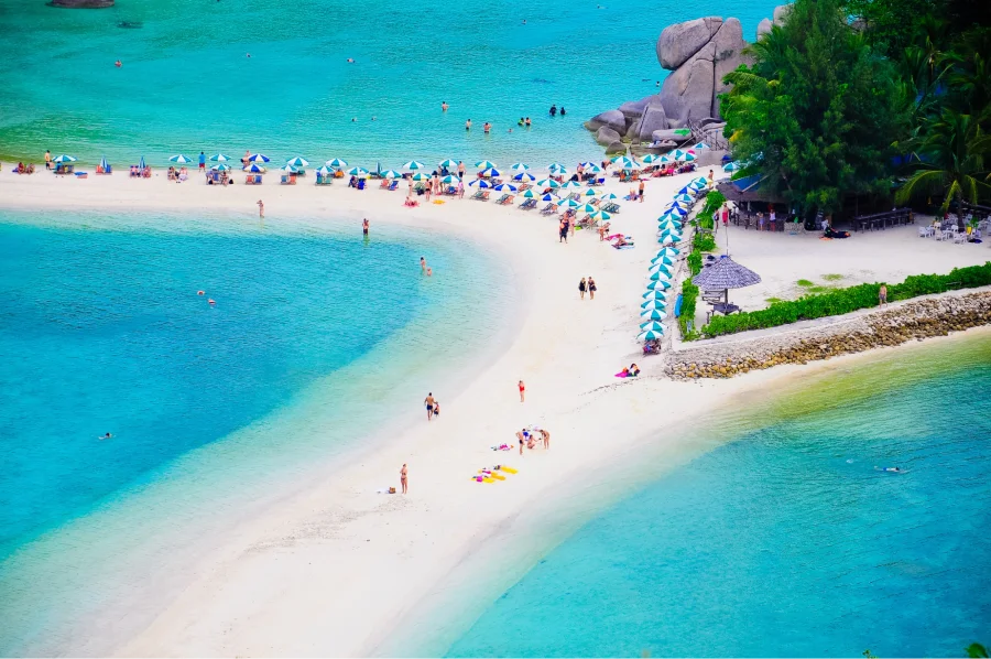 Koh Nangyuan nổi tiếng với những bãi biển cát trắng mịn trải dài, làn nước biển trong xanh ngọc bích và những rặng san hô rực rỡ sắc màu