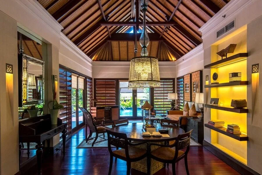 The St. Regis Bali tọa lạc trên bãi biển và được mệnh danh là nàng thơ của Bali