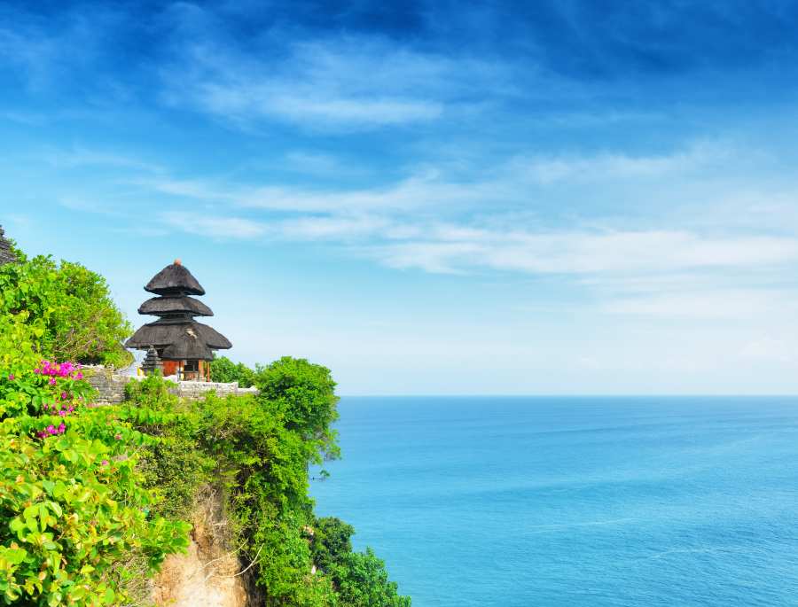Đền Uluwatu nằm chênh vênh ngay trên vách núi sát biển