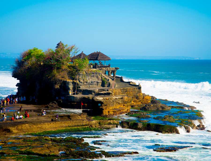 Đền Tanah Lot là một trong những ngôi đền nổi tiếng nhất tại hòn đảo Bali