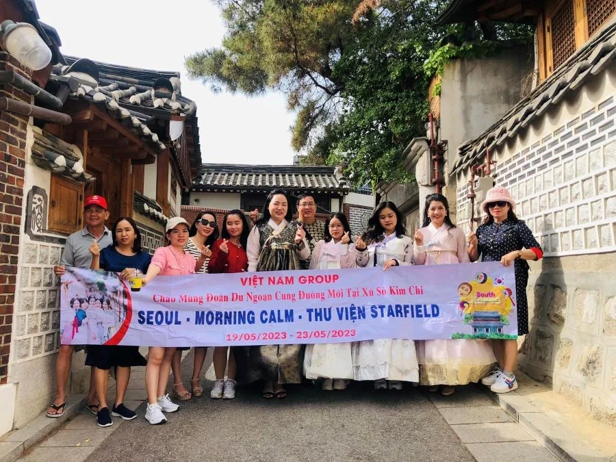 Đoàn khách nhà Top Ten Travel tham quan du lịch Hàn Quốc