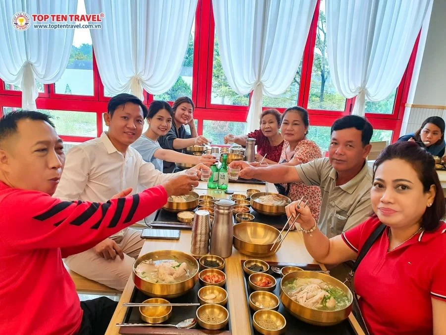 Đoàn khách nhà Top Ten Travel tham quan du lịch Hàn Quốc