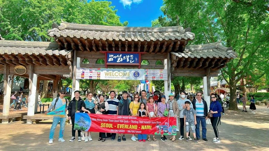 Đoàn khách nhà Top Ten Travel tham quan du lịch Hàn Quốc