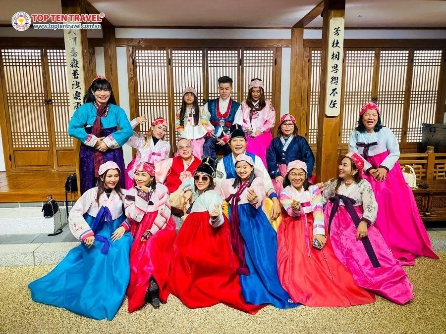 Đoàn kahsch Top Ten mặc hanbok trải nghiệm làm người Hàn