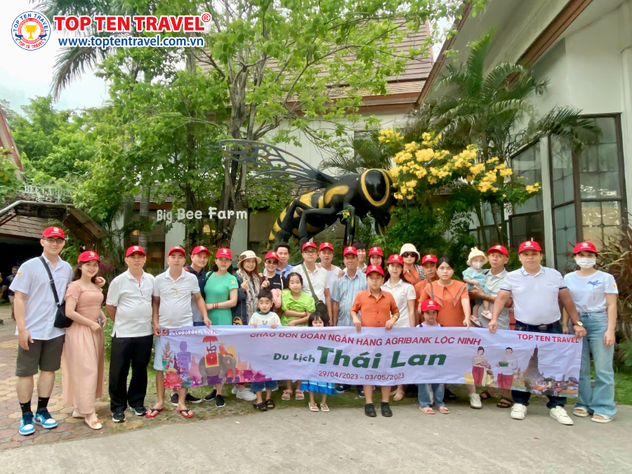 Đoàn khách Top Ten tham quan check-in tại Big Bee Farm