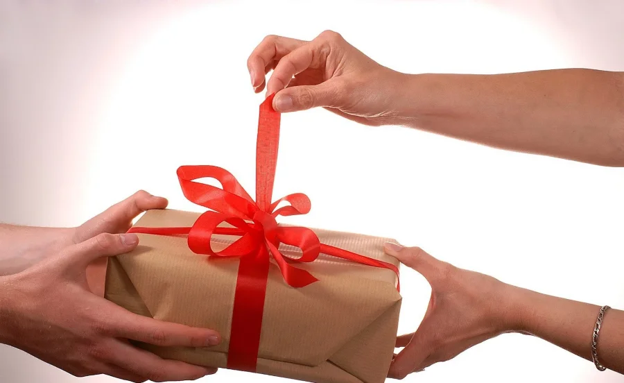 Văn hóa tặng quà cũng là một trong những điều mà bạn cần lưu ý khi đi du lịch Hàn Quốc