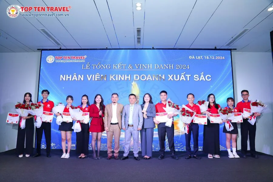 Vinh danh nhân viên kinh doanh xuất sắc các phòng ban