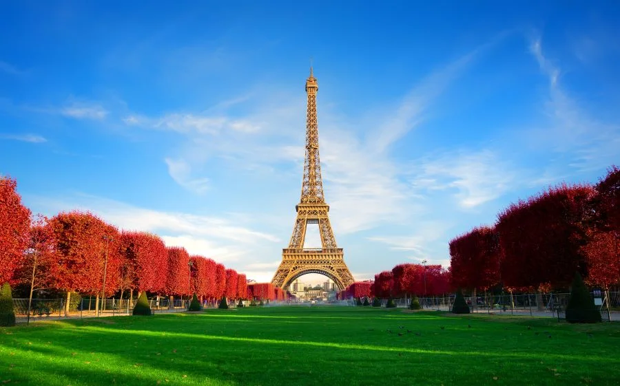 Tháp Eiffel là một biểu tượng của nước Pháp