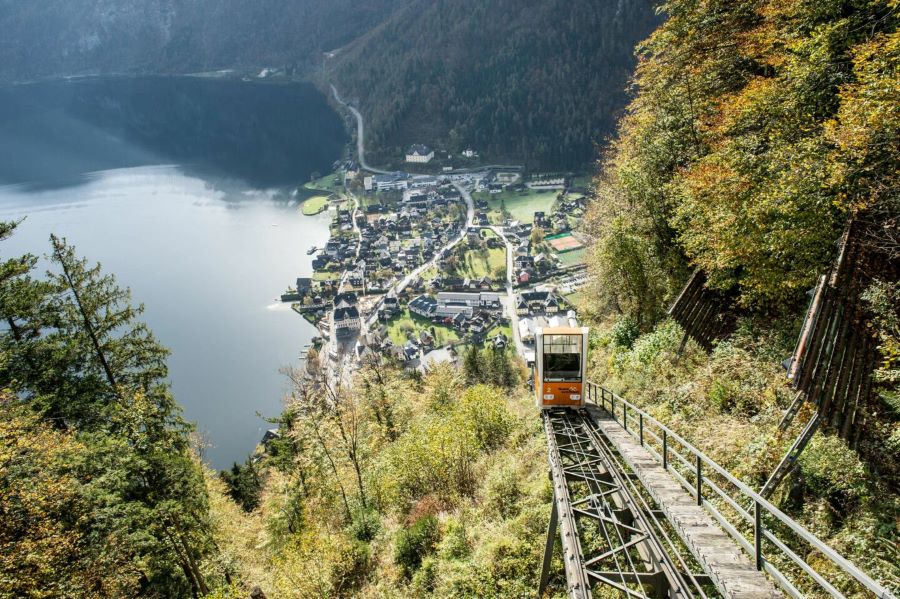 Du khách có thể đi tàu đến khám phá mỏ muối Hallstatt 7.000 tuổi