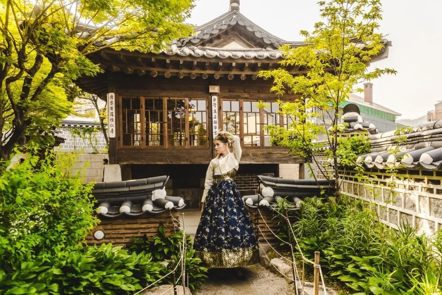 Làng cổ Bukchon Hanok là một thế giới hoàn toàn khác, tách biệt khỏi mọi ồn ào, náo nhiệt của cuộc sống thành phố hiện đại