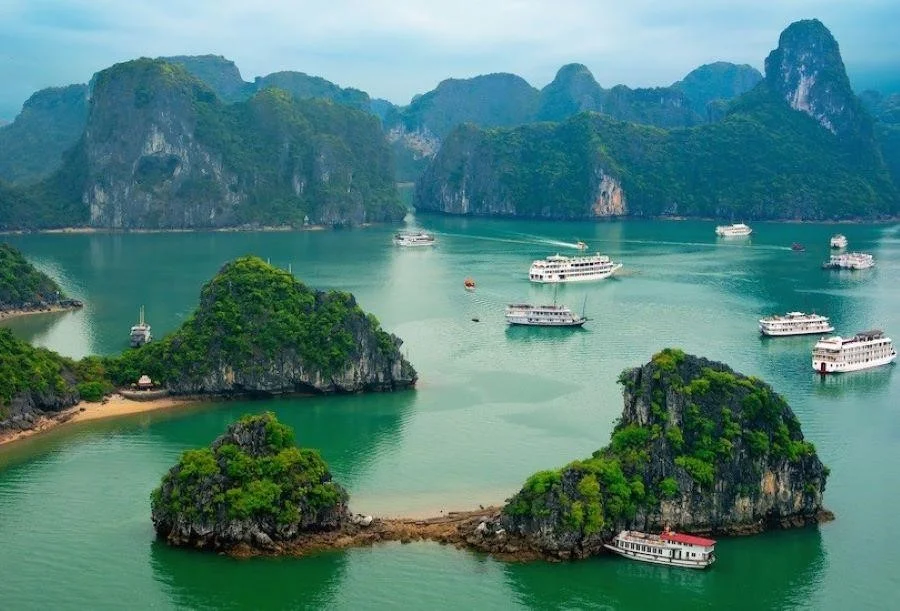 Vịnh Hạ Long luôn là niềm khát khao du lịch của rất nhiều người