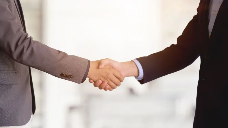 Đeo bao tay khi bắt tay được xem là một trong những điều cấm kỵ tại Nga