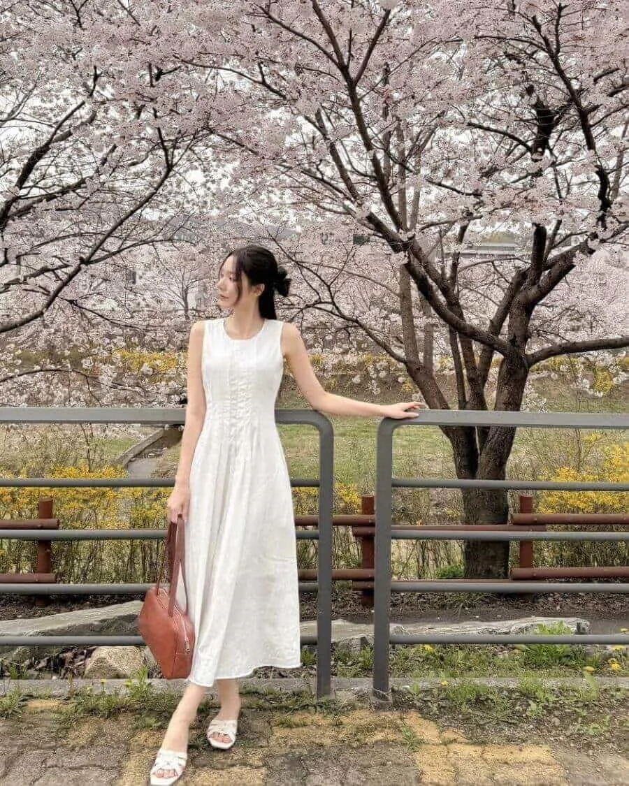 Set đồ all-white mang đến vẻ ngoài thanh lịch, tinh khôi cho người mặc