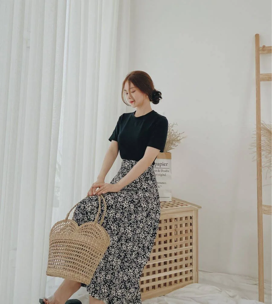 Một chiếc mũ cói xinh xắn sẽ tạo điểm nhấn cho set đồ này đấy!