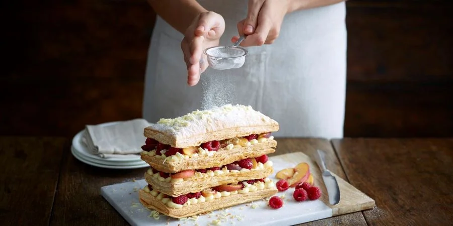 Nhắc đến thế giới bánh ngọt của Pháp, chắc chắn không thể không nhắc tới bánh Mille Feuille hay còn gọi là “bánh ngàn chiếc lá”