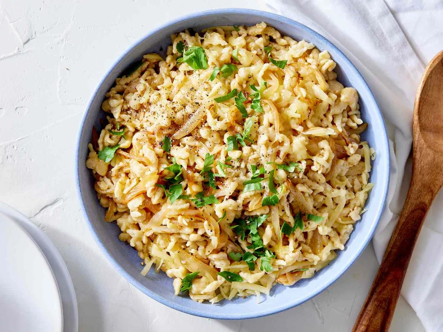 Mì Spätzle mềm dai hòa quyện cùng vị béo ngậy của phô mai, quyện trong vị ngọt thanh của hành tây, tạo nên hương vị khó cưỡng