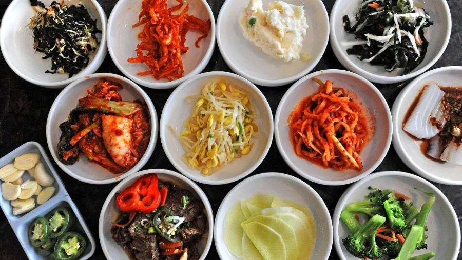 Panchan là một đặc trưng không thể thiếu trong bữa ăn của người địa phương