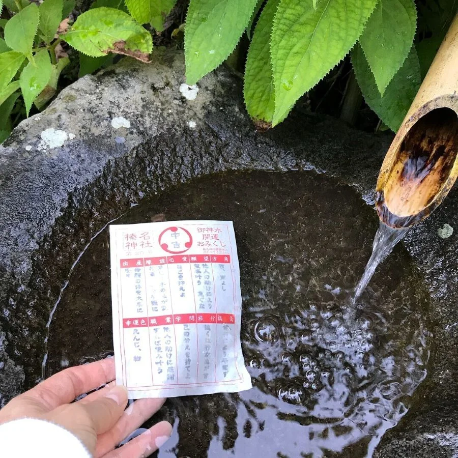 Tục bói nước - vô cùng nổi tiếng tại đền Kifune