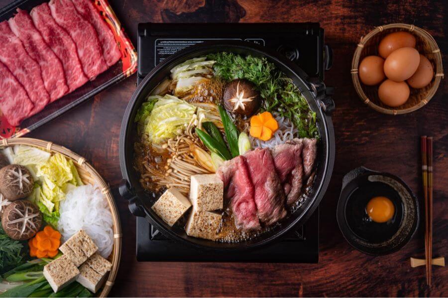 Sukiyaki là một trong những trải nghiệm ẩm thực không thể bỏ qua khi đi du lịch Nhật Bản