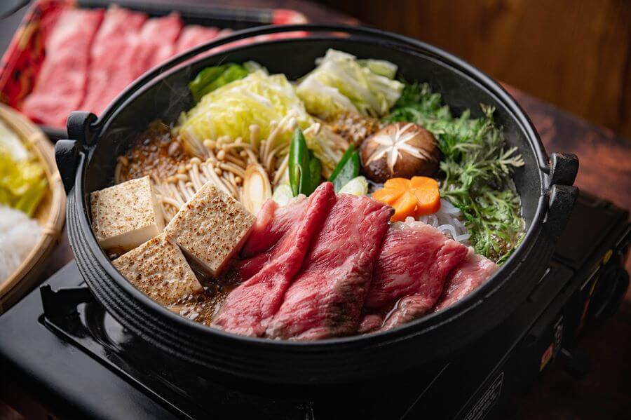 Nước dùng sukiyaki tại Yoshizawa được chế biến theo công thức đặc biệt, mang hương vị đậm đà thơm ngon đến khó cưỡng