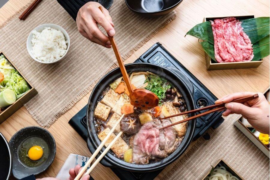 Thịt bò được thái lát mỏng vừa phải, khi nhúng vào nồi nước dùng nóng hổi sẽ nhanh chín những vẫn giữ được độ mềm ngọt