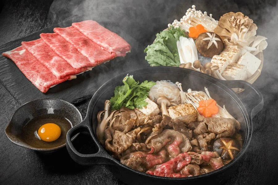 Nhà hàng sử dụng thịt bò cao cấp, nổi tiếng với vân mỡ cẩm thạch đẹp mắt và hương vị thơm ngon, mềm tan