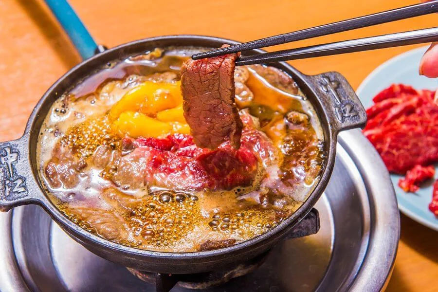 Nhà hàng Sakuranabe Nakae được biết đến với món sukiyaki truyền thống mà bạn nên trải nghiệm khi đến Nhật Bản