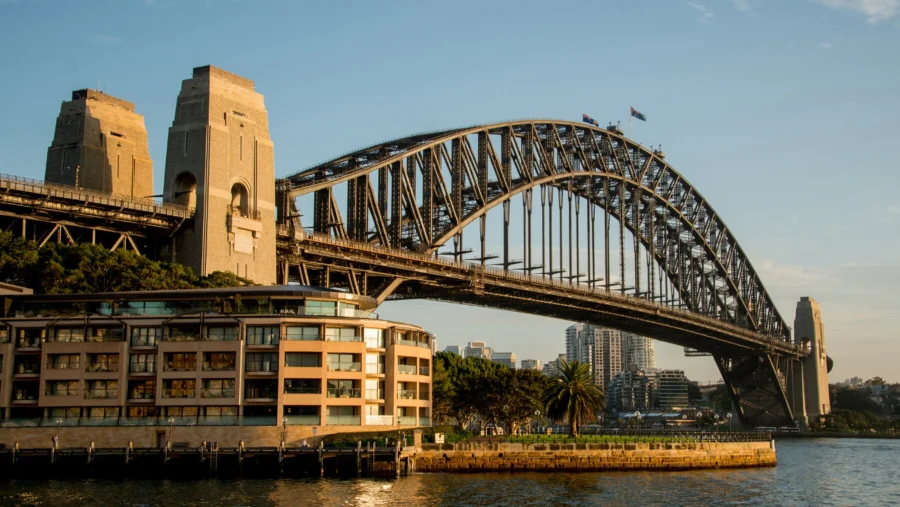 Cầu Cảng Sydney chính là biểu tượng kiêu hãnh của nước Úc, thu hút du khách từ khắp nơi trên thế giới bởi vẻ đẹp tráng lệ