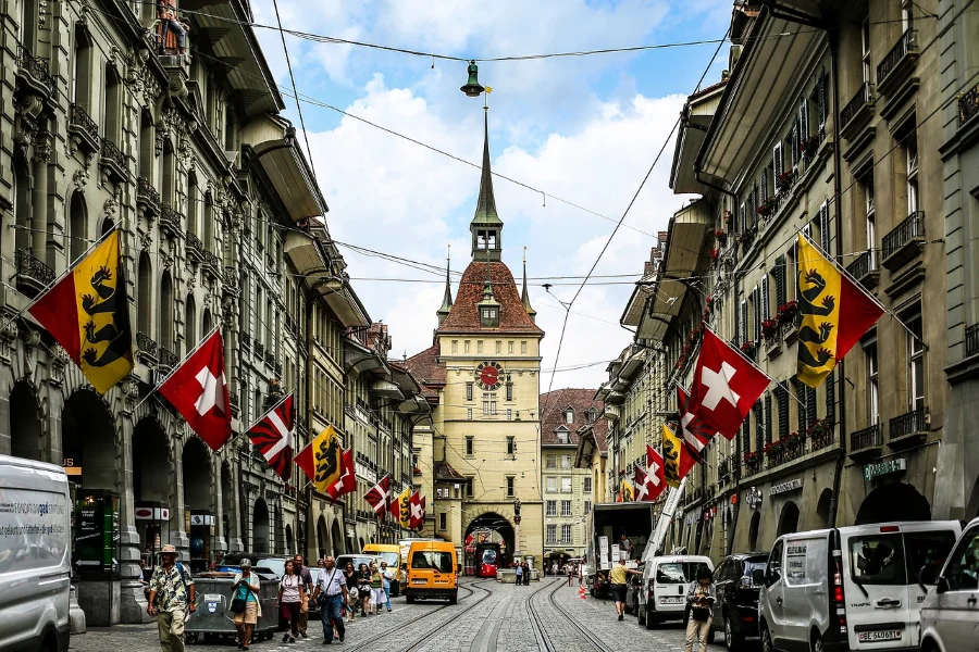 Nằm bình yên bên dòng sông Aare thơ mộng, Bern, thủ đô của Thụy Sĩ, níu chân du khách bởi vẻ đẹp cổ kính và lãng mạn