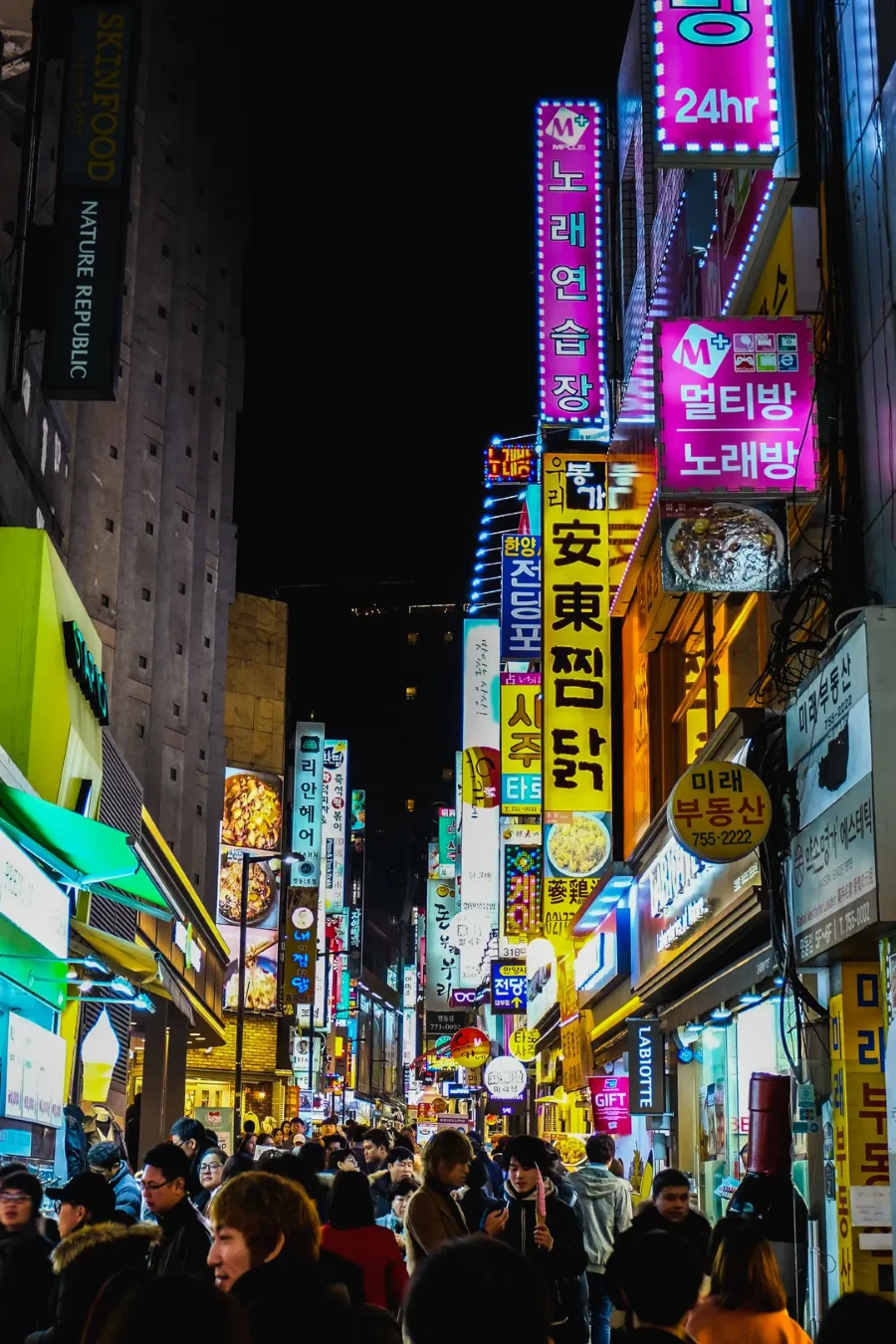 Myeongdong không chỉ thu hút du khách bởi những món ăn đường phố thơm ngon mà còn là thiên đường mua sắm không thể bỏ qua