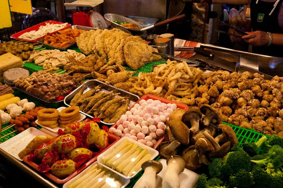 Thưởng thức ẩm thực đường phố là một trong những trải nghiệm thú vị tại Hàn Quốc mà bạn không được bỏ qua
