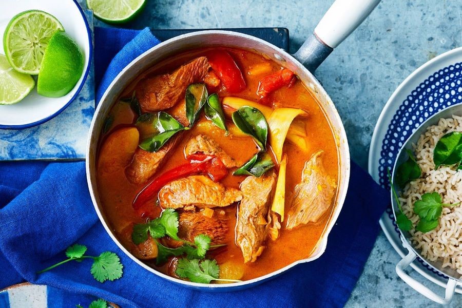 Cà ri đỏ Khmer với màu đỏ tươi hấp dẫn cùng vị cay tê lưỡi đầy kích thích
