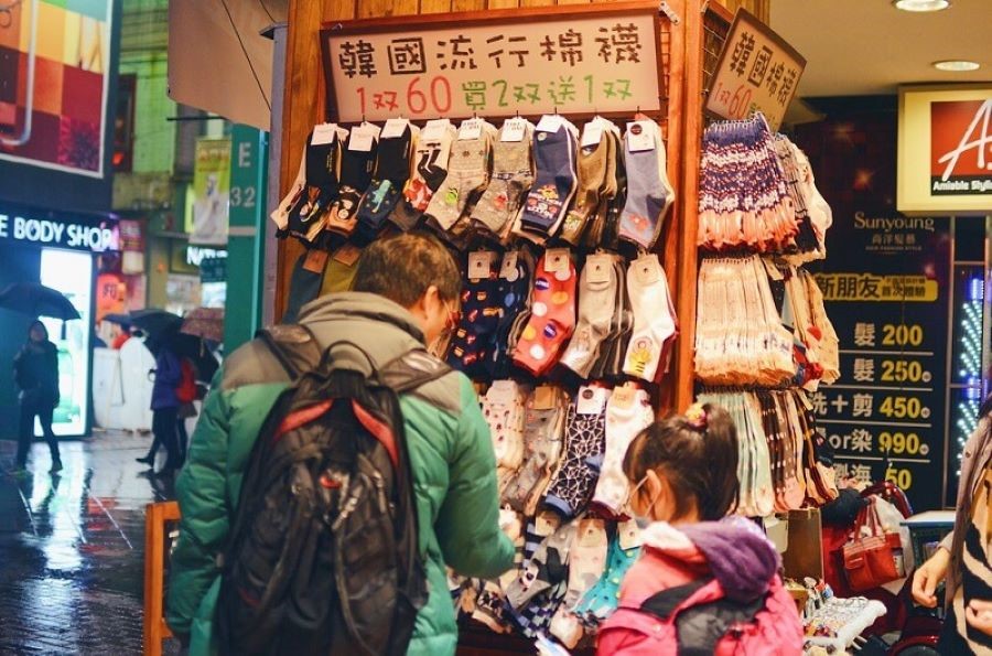 Bạn có thể tìm mua những vật lưu niệm với giá cả phải chăng tại Zhongxiao Dunhua