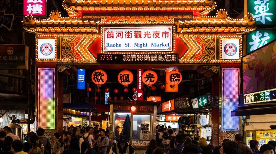 Chợ đêm Raohe lên đèn sáng rực khi đêm về