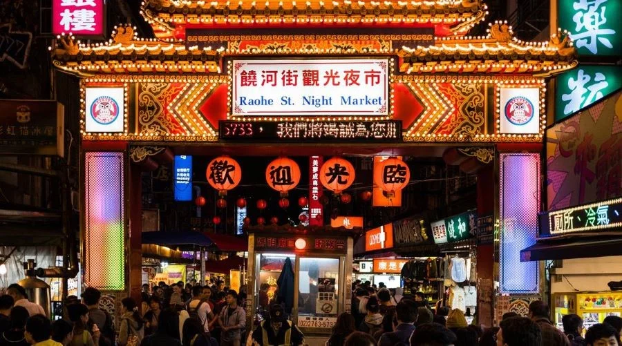Chợ đêm Raohe lên đèn sáng rực khi đêm về