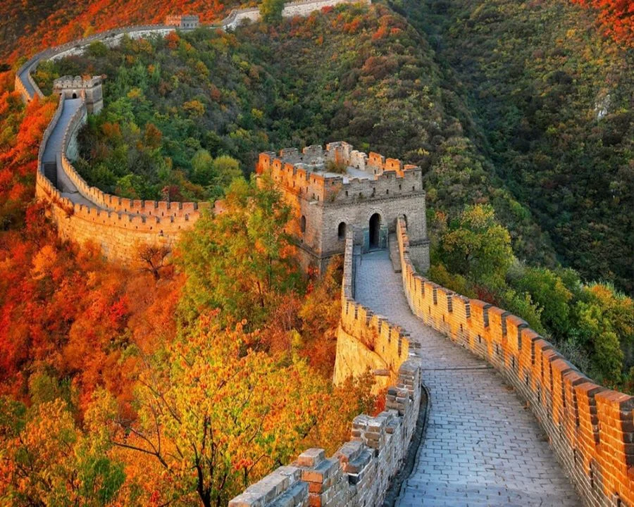 Khi thu về, nơi này trở nên lộng lẫy hơn với những hàng cây chuyển sang sắc đỏ, sắc vàng