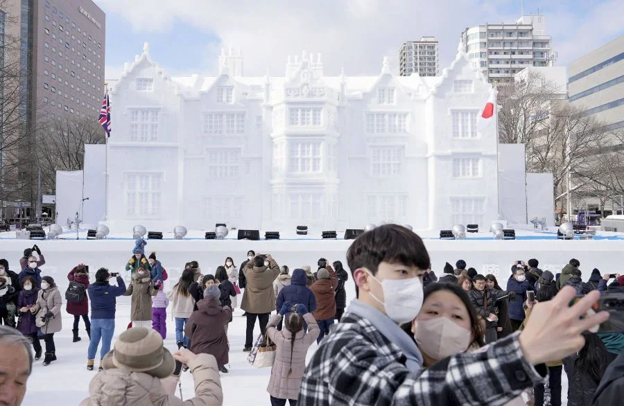 Lễ hội tuyết Sapporo tổ chức tại Công viên Odori ngay trung tâm thành phố