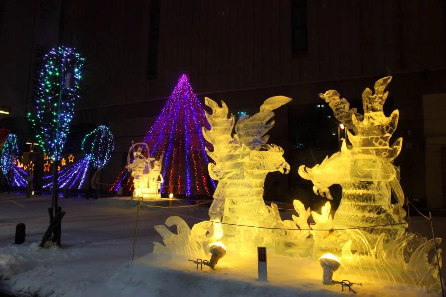 Khung cảnh ngập trong ánh đèn rực rỡ sắc màu tại lễ hội mùa đông Asahikawa