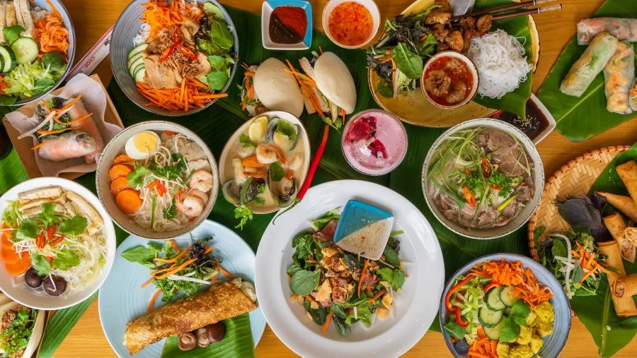 Thưởng thức nhiều món ăn ngon từ khắp mọi miền Tổ Quốc