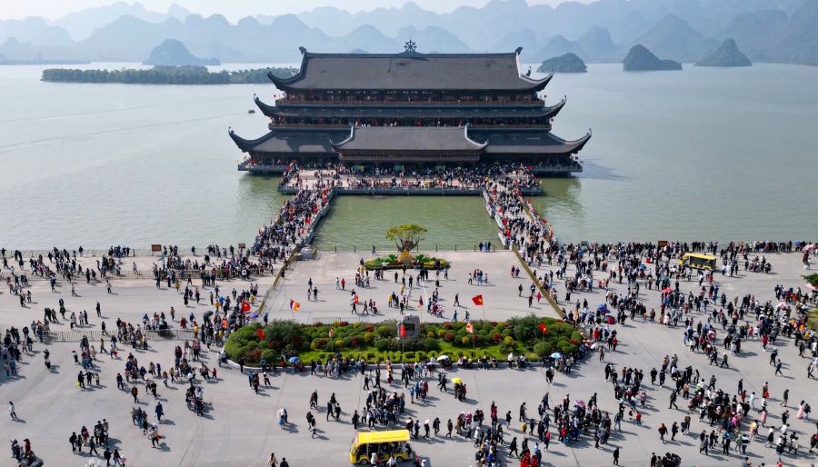 Chùa Tam Chúc đón một lượng lớn du khách vào những ngày đầu năm mới