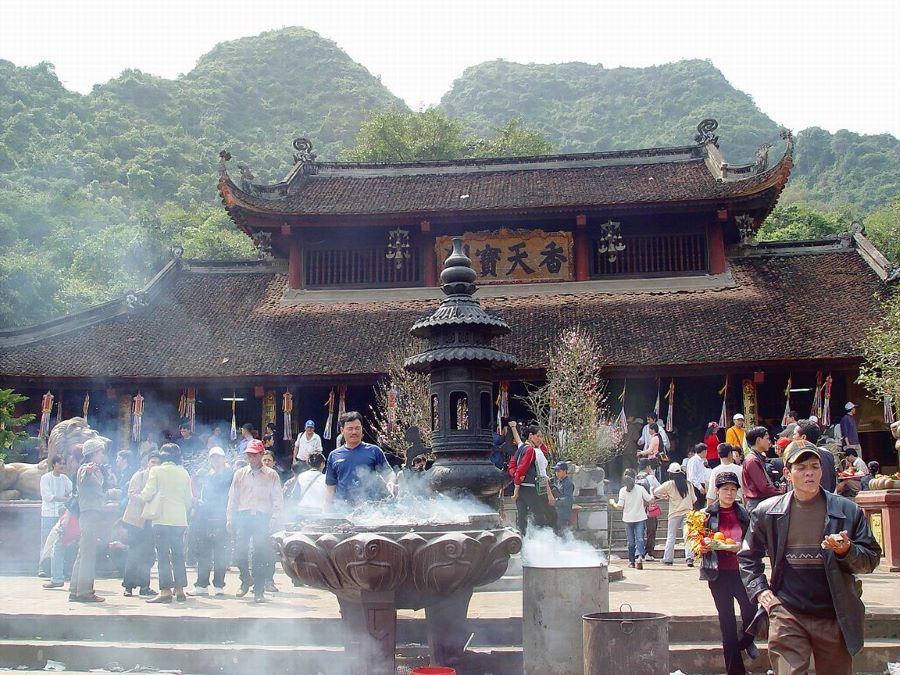 Chùa Hương thu hút đông đảo những tín đồ Phật Giáo từ khắp nơi đổ về